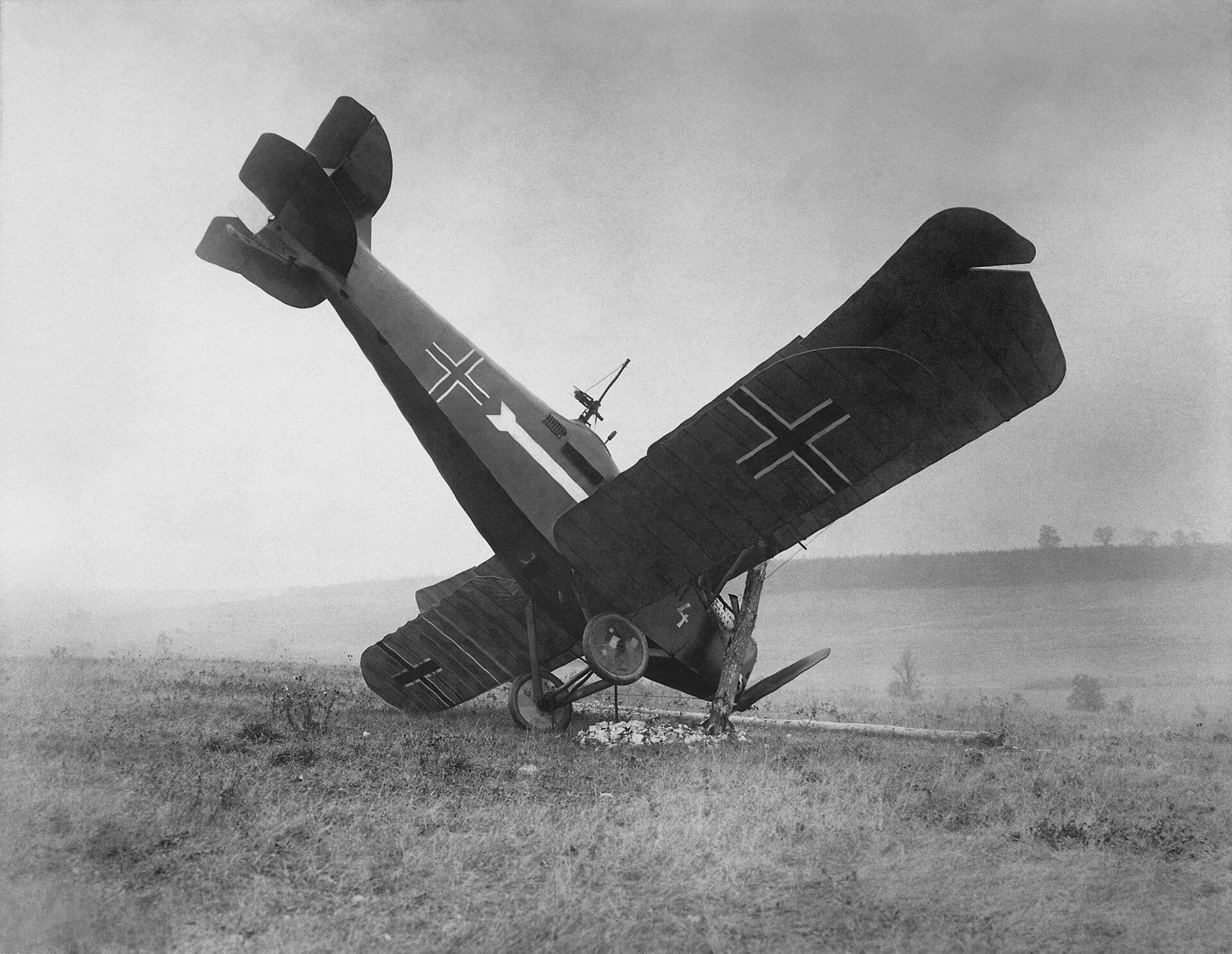 Zestrzelony niemiecki samolot Hannover CL IIIa w Lesie Argońskim, październik 1918