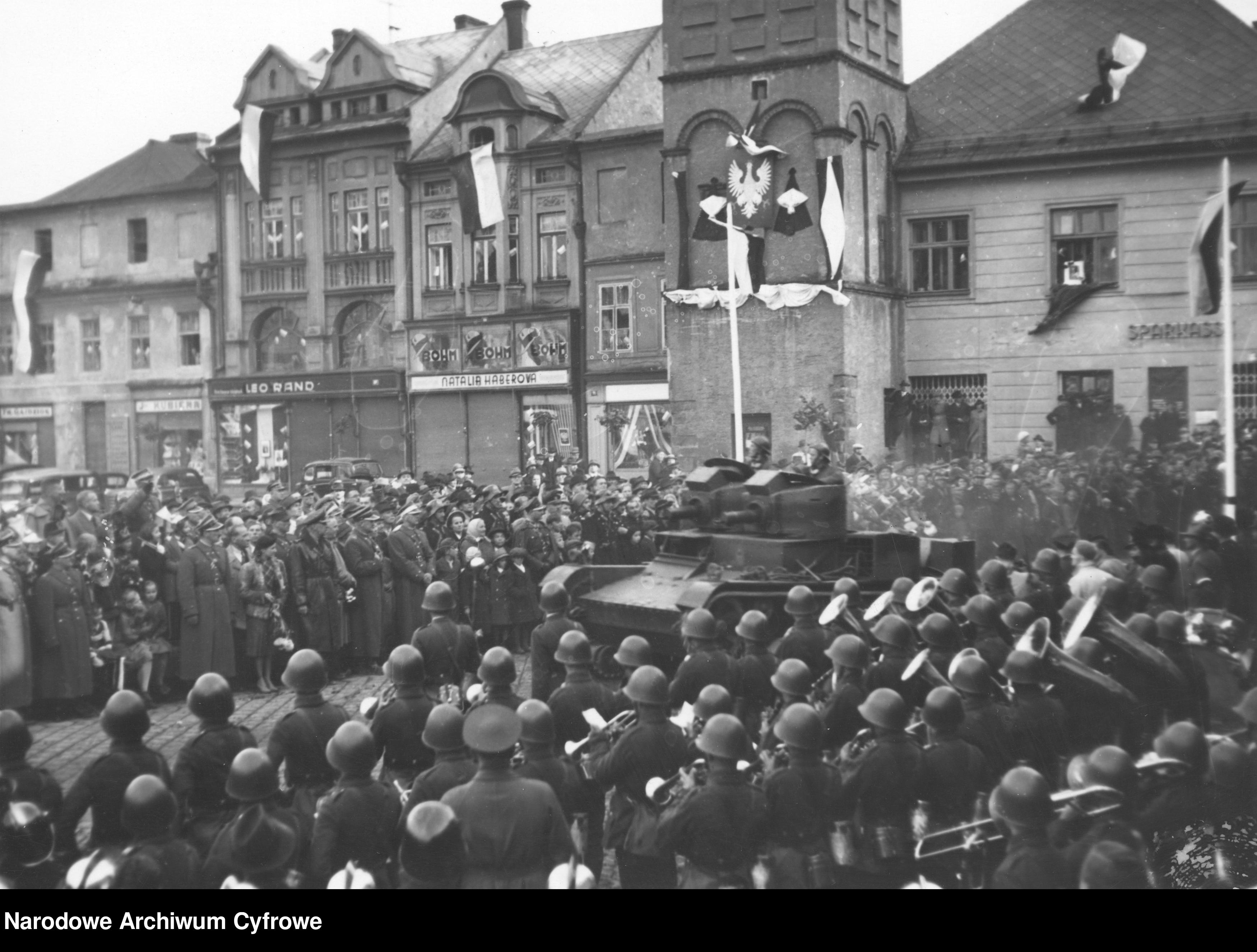 Polski czołg lekki 7TP w wersji dwuwieżowej witany przez tłum mieszkańców podczas wkroczenia do Frysztatu na Zaolziu w październiku 1938 roku