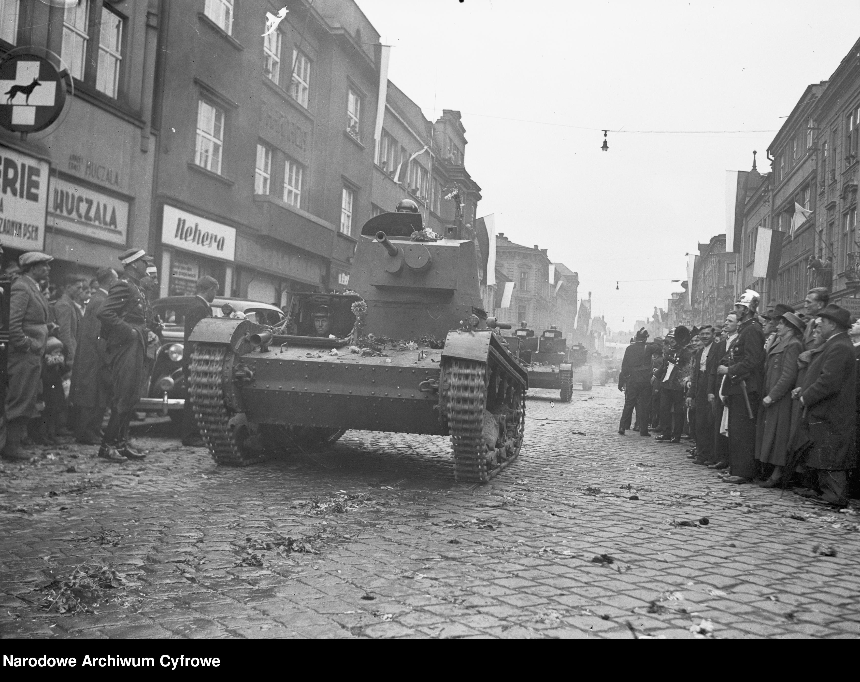 Polski czołg lekki 7TP jednowieżowy z armatą 37 mm Boforsa na czele kolumny podczas defilady w październiku 1938 roku, w tle widoczny wóz dwuwieżowy