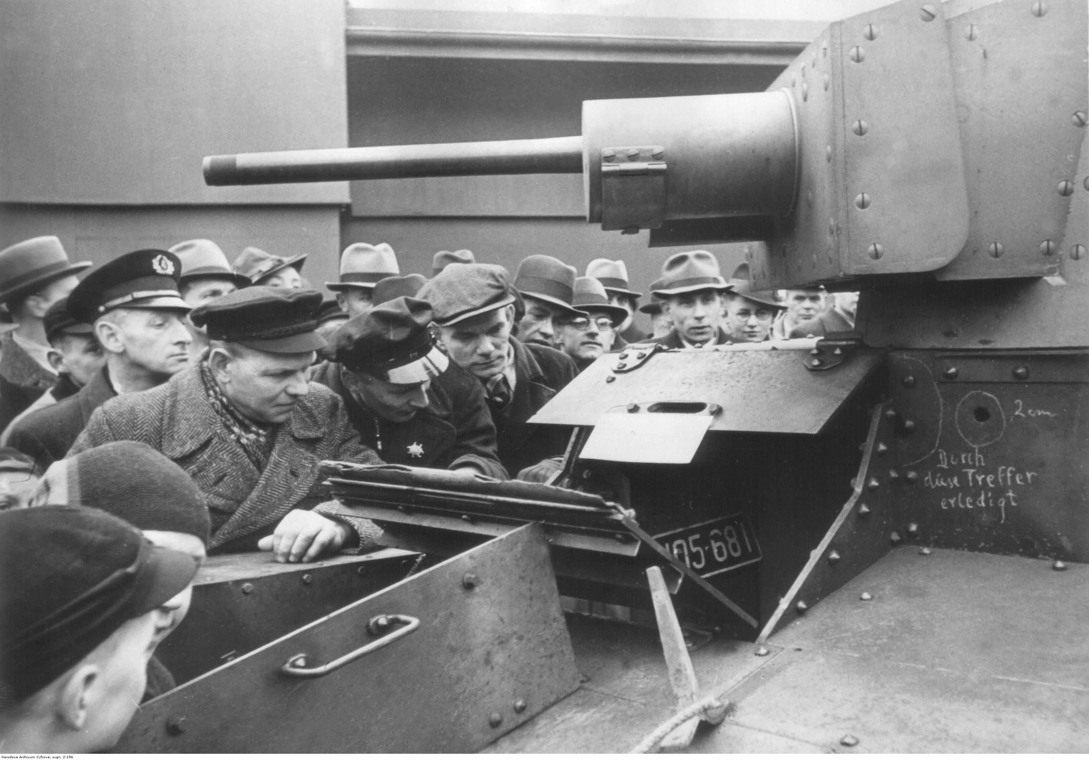 Polski czołg 7TP zdobyty przez wojska niemieckie i wystawiony jako trofeum wojenne na targach w Lipsku wiosną 1940 roku
