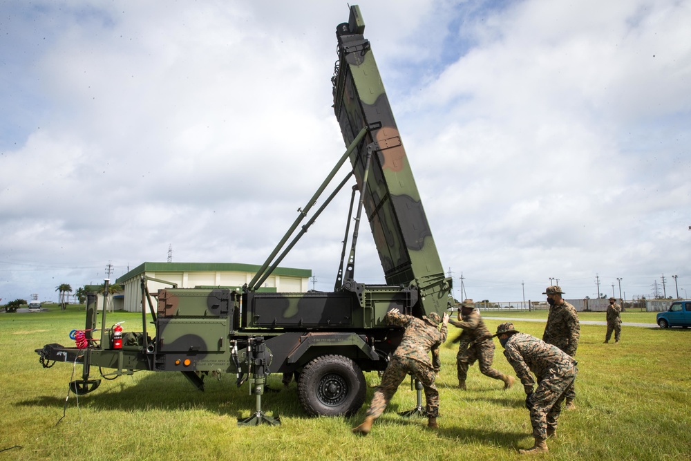 Marines ustawiają mobilną antenę radaru AN/TPS-80 G/ATOR na Okinawie