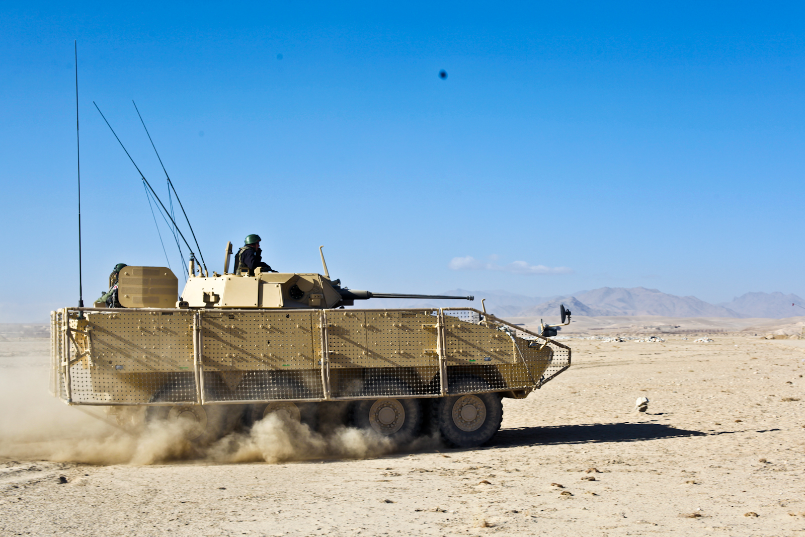 Polski transporter Rosomak w otwartym terenie pod Ghazni