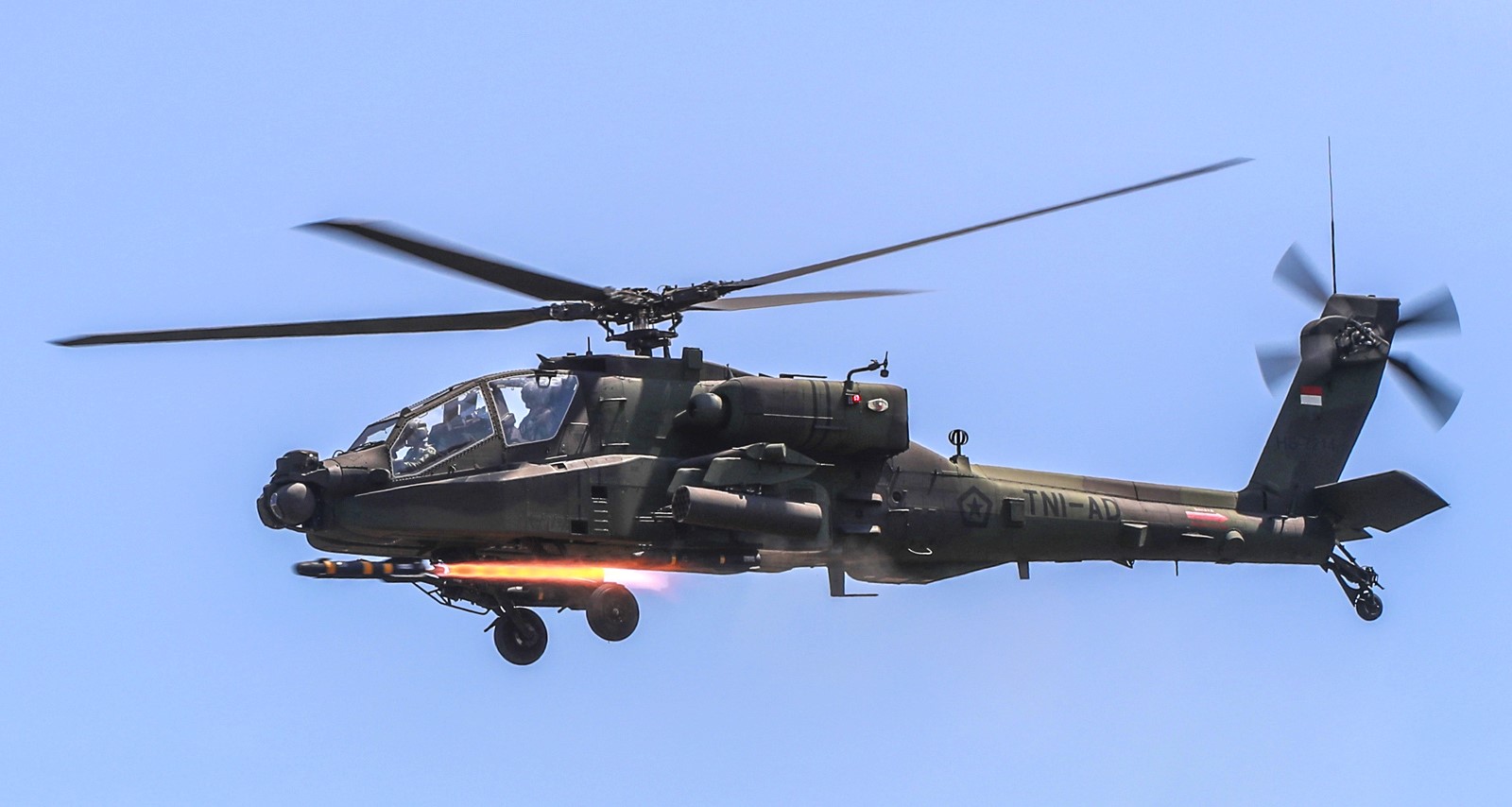 Śmigłowiec AH-64E Apache Guardian odpalający pocisk kierowany