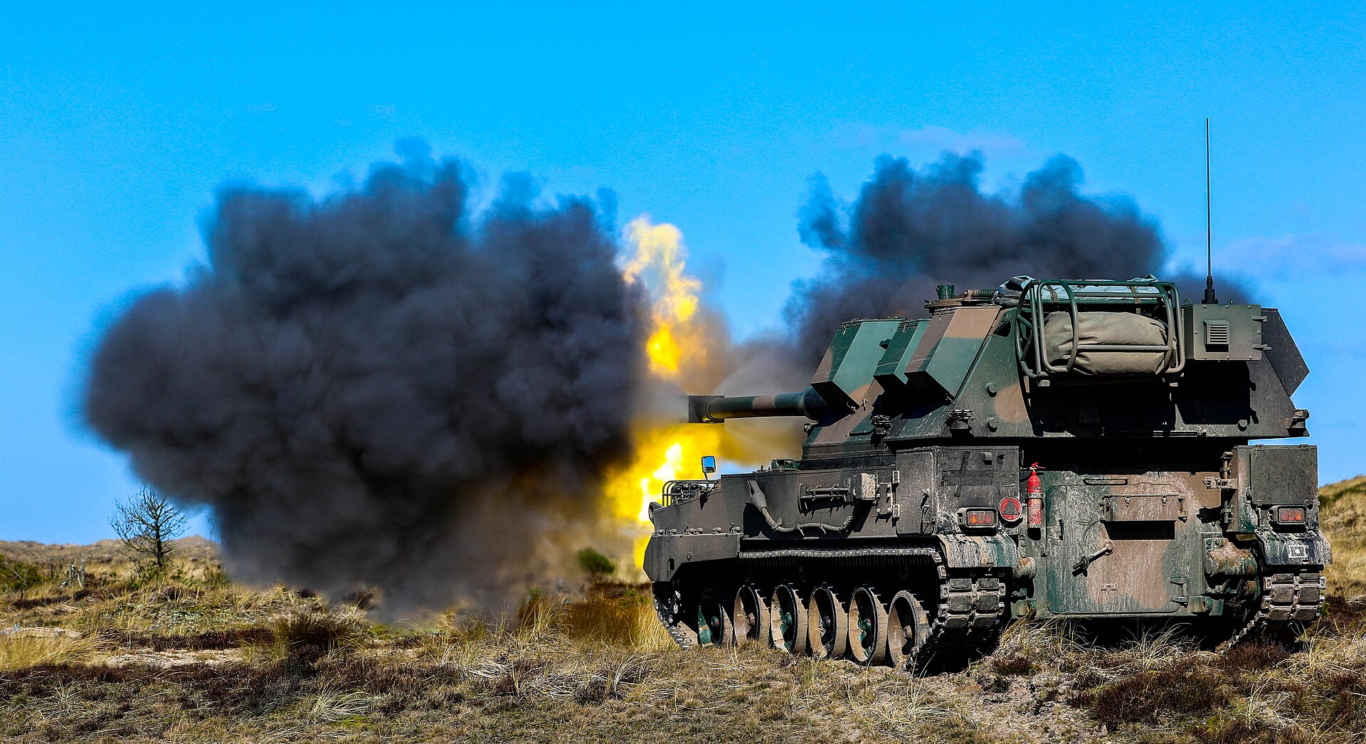 Polska armatohaubica AHS Krab podczas strzelania