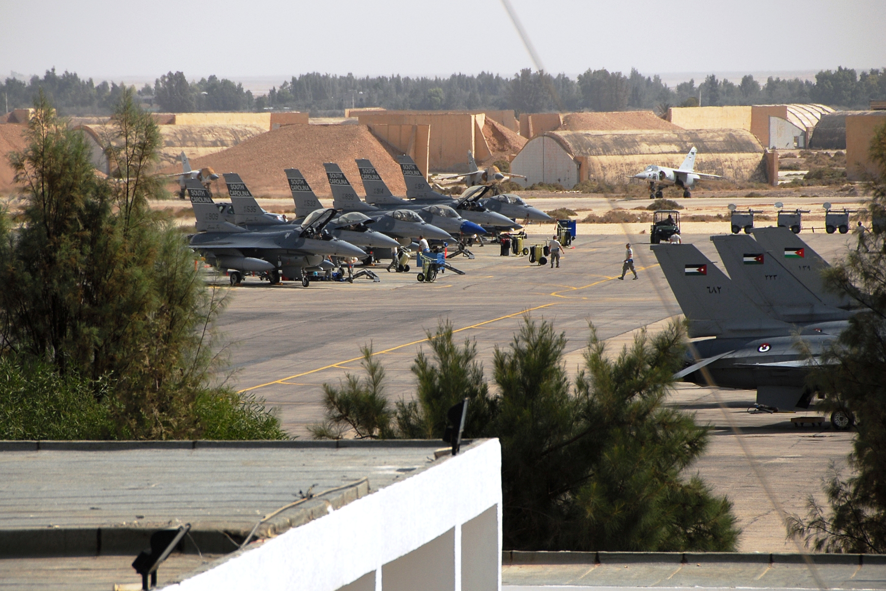 Samoloty F-16 sił powietrznych Jordanii i Stanów Zjednoczonych w bazie Muwaffaq Salti
