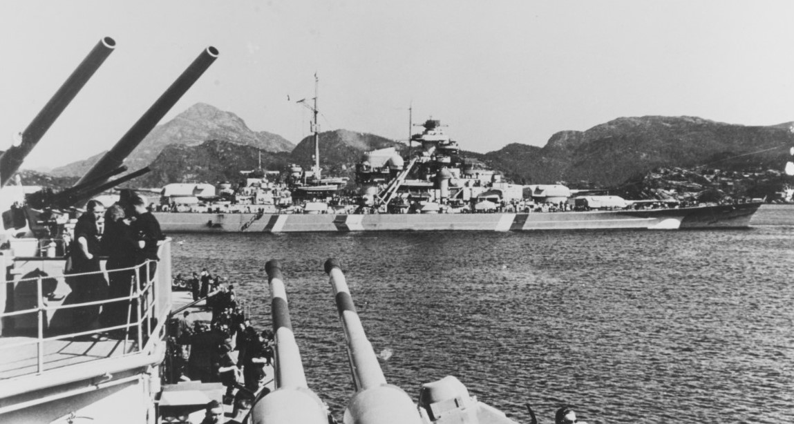 Pancernik Bismarck zakotwiczony w norweskim fiordzie 21 maja 1941 roku