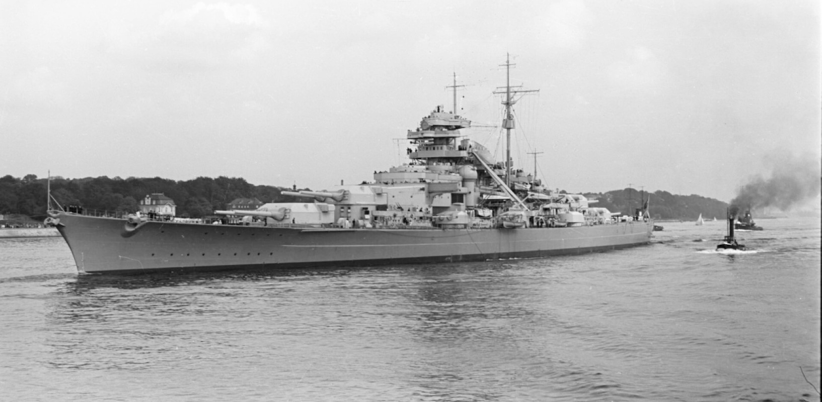 Niemiecki pancernik Bismarck na fotografii z okresu służby