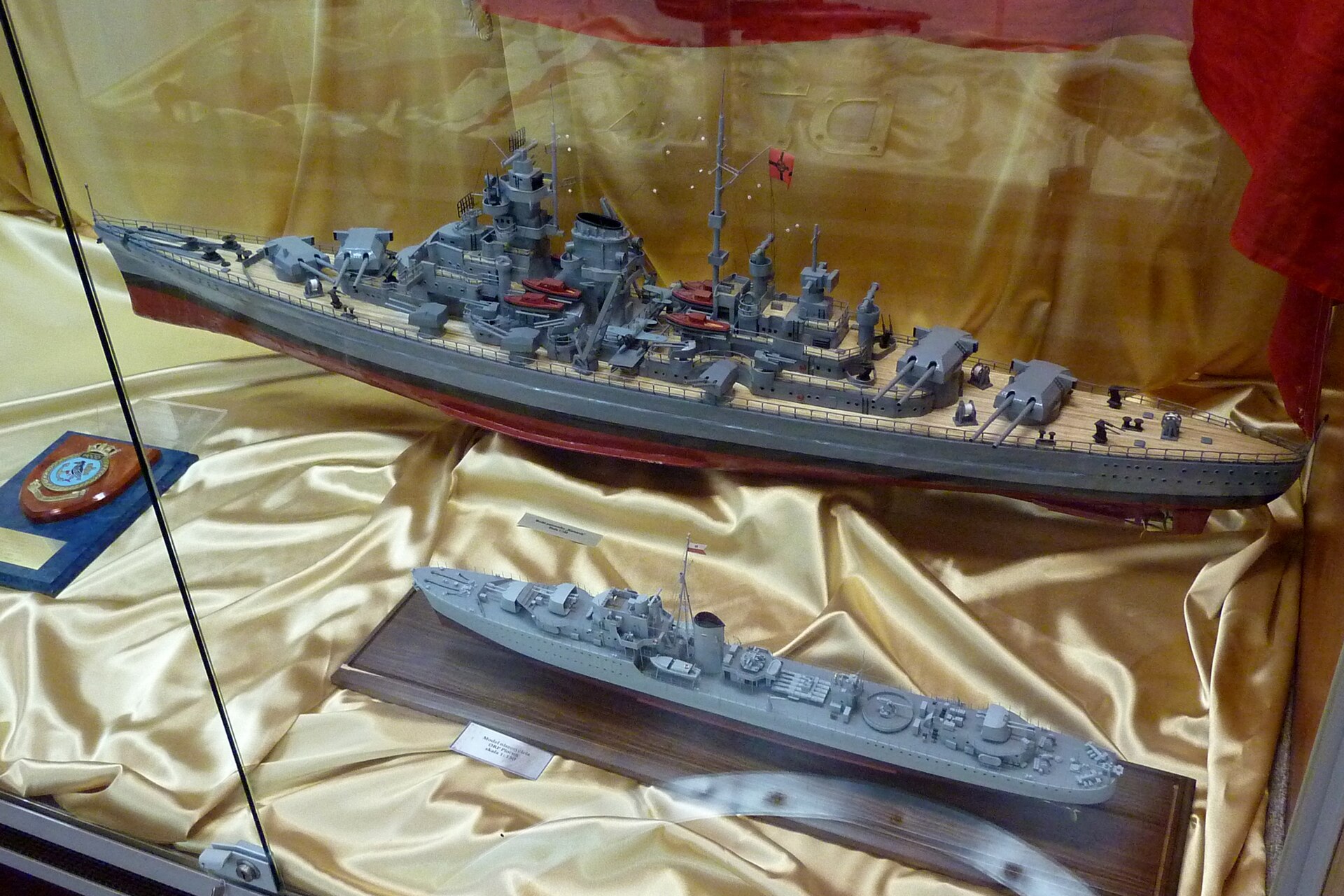 Porównanie wielkości niszczyciela ORP Piorun i pancernika Bismarck