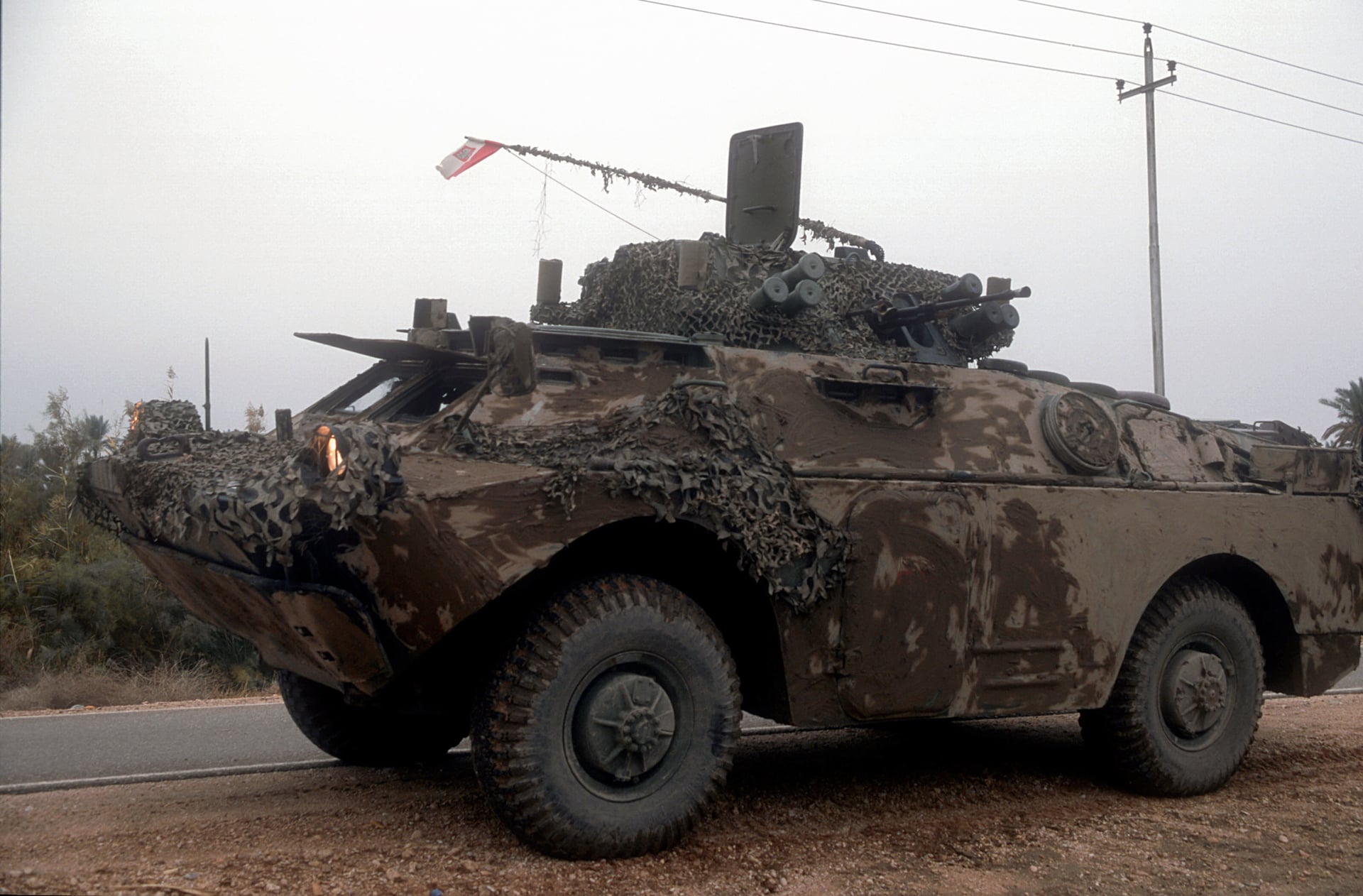 Wóz BRDM-2 z opuszczonymi kołami brzusznymi