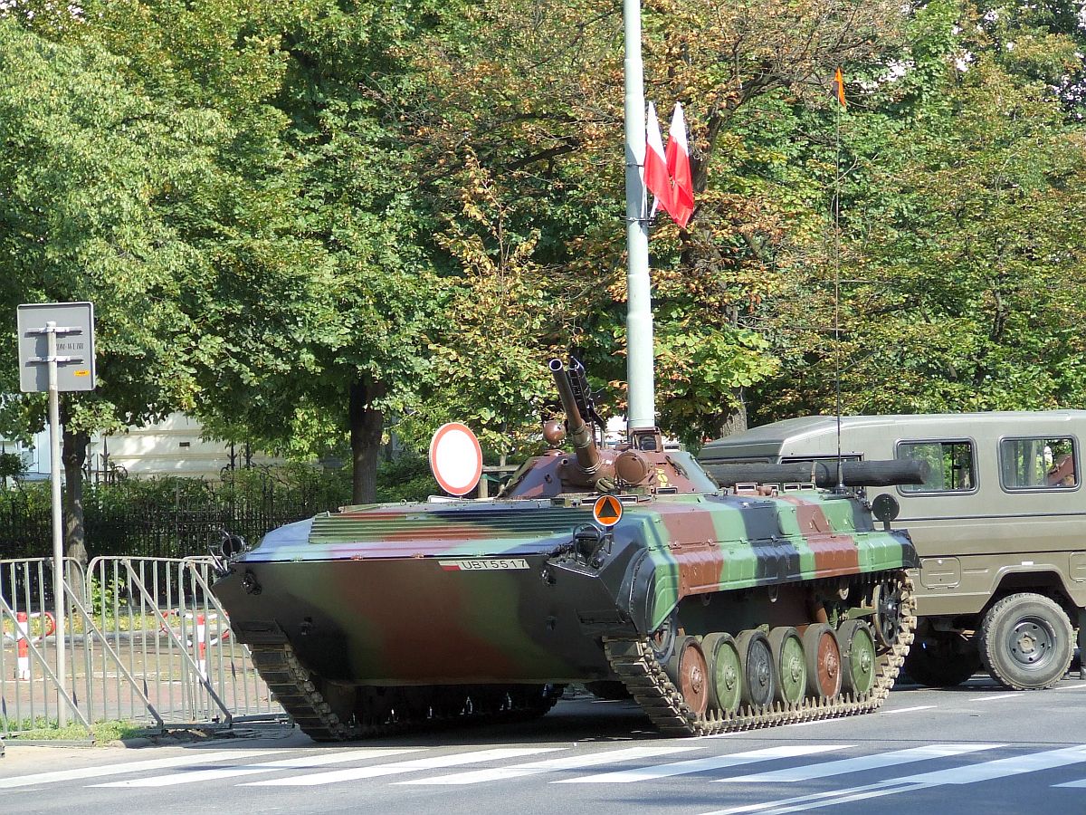 Bojowy wóz piechoty BWP-1 w barwach Wojska Polskiego