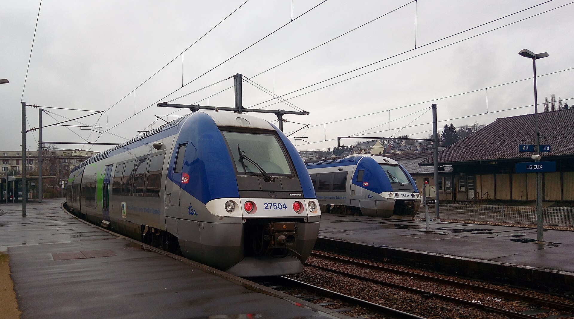 Skład regionalny TER Normandie na stacji w Lisieux