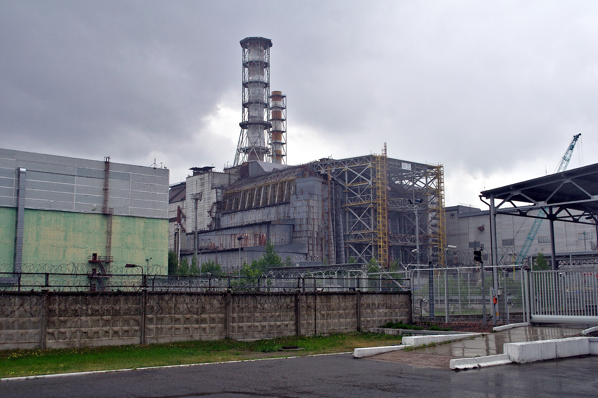 Blok czwarty elektrowni czarnobylskiej pod betonową osłoną
