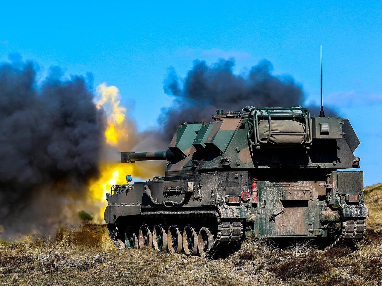 Polska armatohaubica AHS Krab podczas strzelania