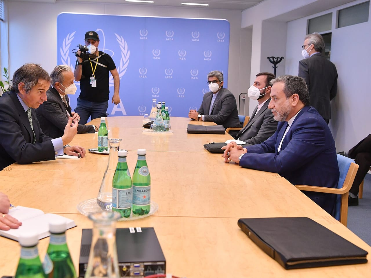 Abbas Arakczi przy stole rozmów w siedzibie Międzynarodowej Agencji Energii Atomowej w Wiedniu