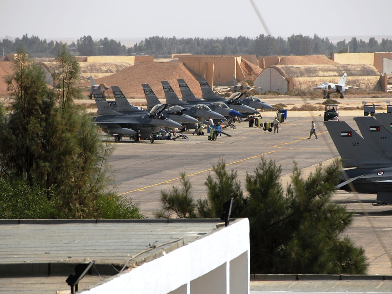 Samoloty F-16 sił powietrznych Jordanii i Stanów Zjednoczonych w bazie Muwaffaq Salti