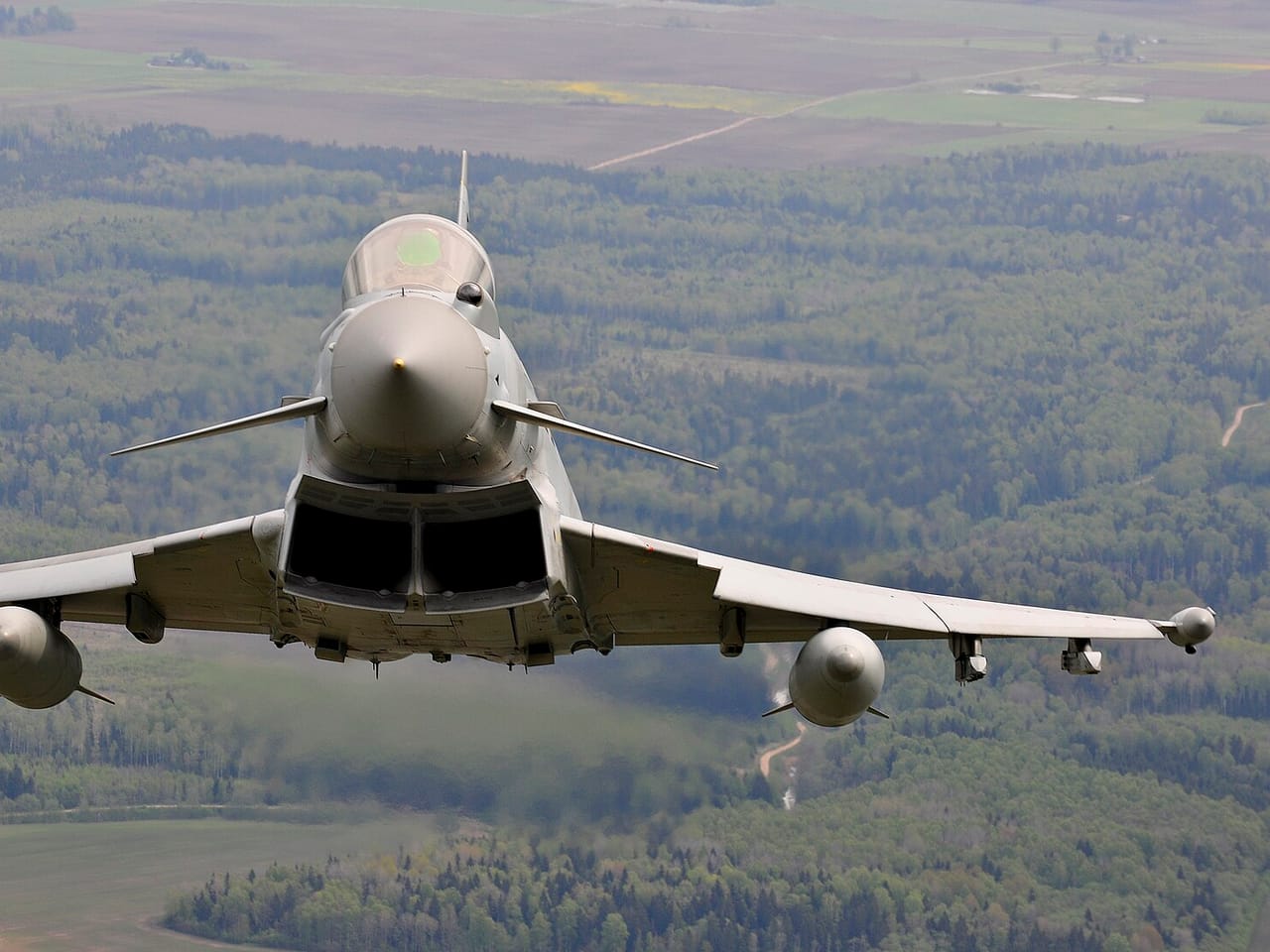 Myśliwiec Typhoon brytyjskich sił powietrznych w locie nad Litwą podczas misji Baltic Air Policing