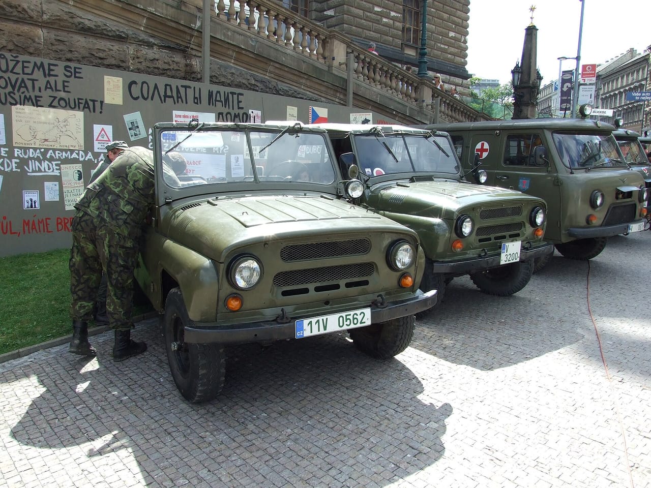 Czołg T-54 wystawiony na ulicy Pragi podczas obchodów rocznicy inwazji z 1968 roku