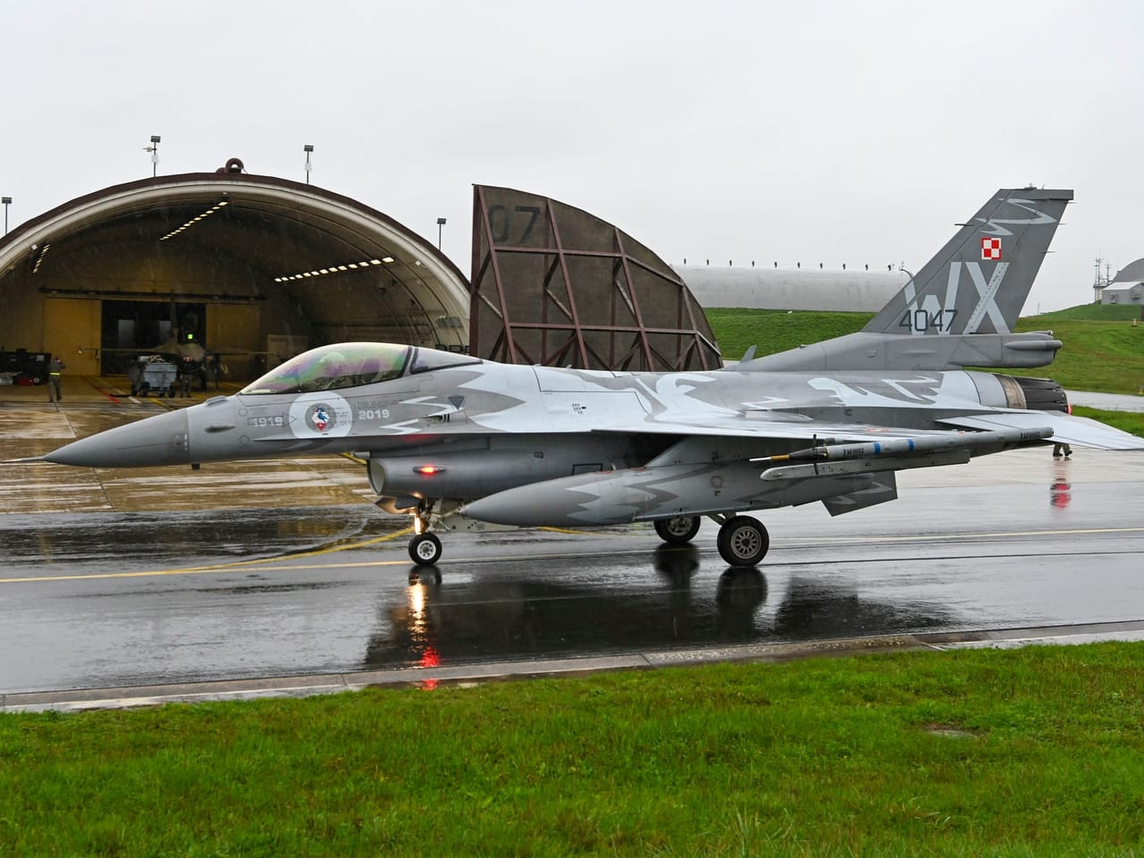 Polski myśliwiec F-16 przed startem w deszczu, zdjęcie ilustracyjne