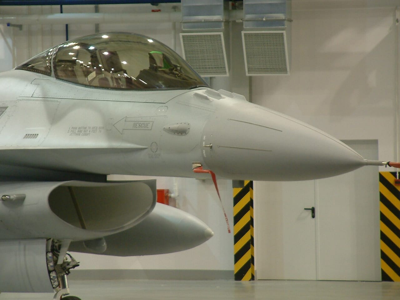 Polski F-16C Jastrząb numer 4044 na płycie lotniska w Krzesinach
