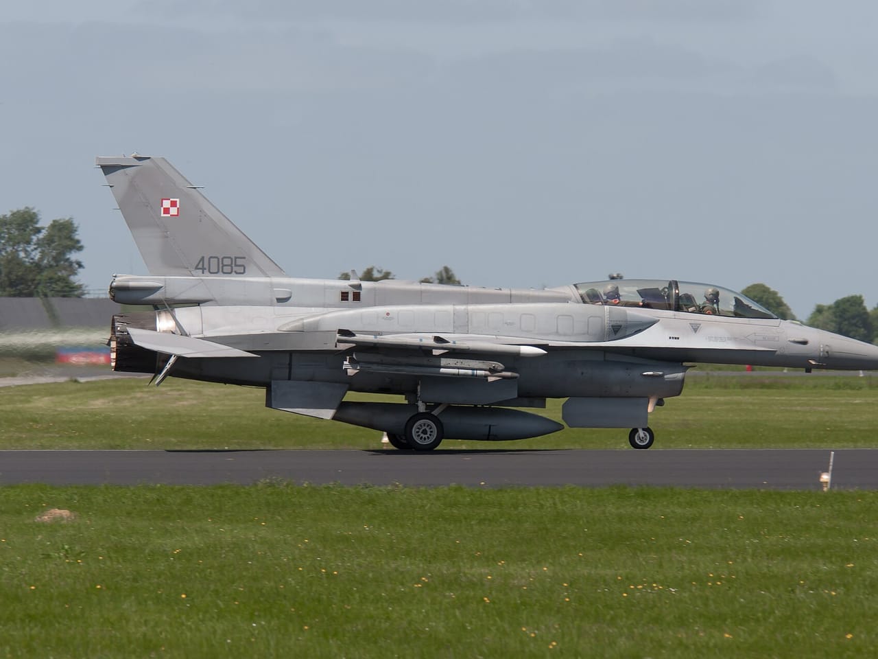 Dwumiejscowy polski myśliwiec F-16D Block 52 o numerze 4085 na pasie startowym