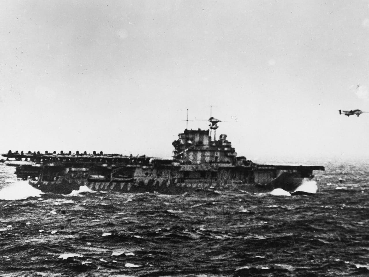 Dwusilnikowy bombowiec B-25 odrywa się od pokładu lotniskowca Hornet nad wzburzonym morzem