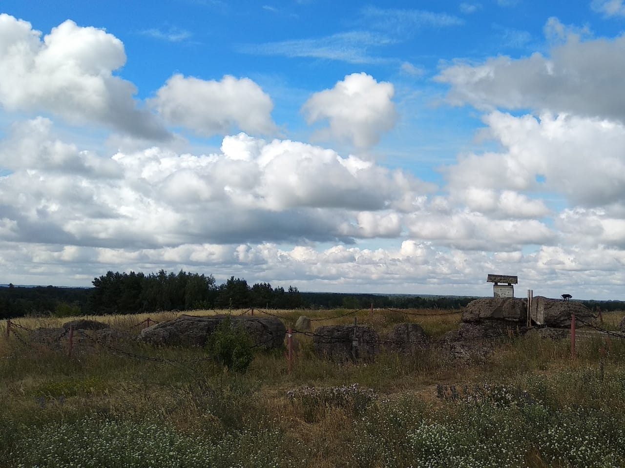 Pozostałości betonowego schronu obserwacyjnego na Górze Strękowej pod Wizną