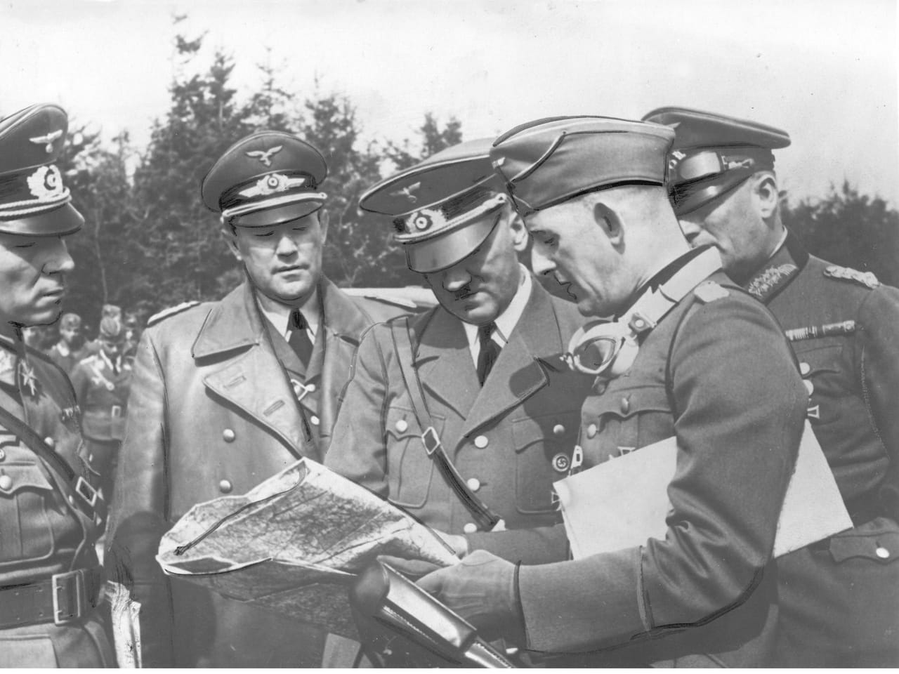 Adolf Hitler z niemieckimi oficerami studiuje mapę rejonu walk podczas objazdu frontu we wrześniu 1939 roku