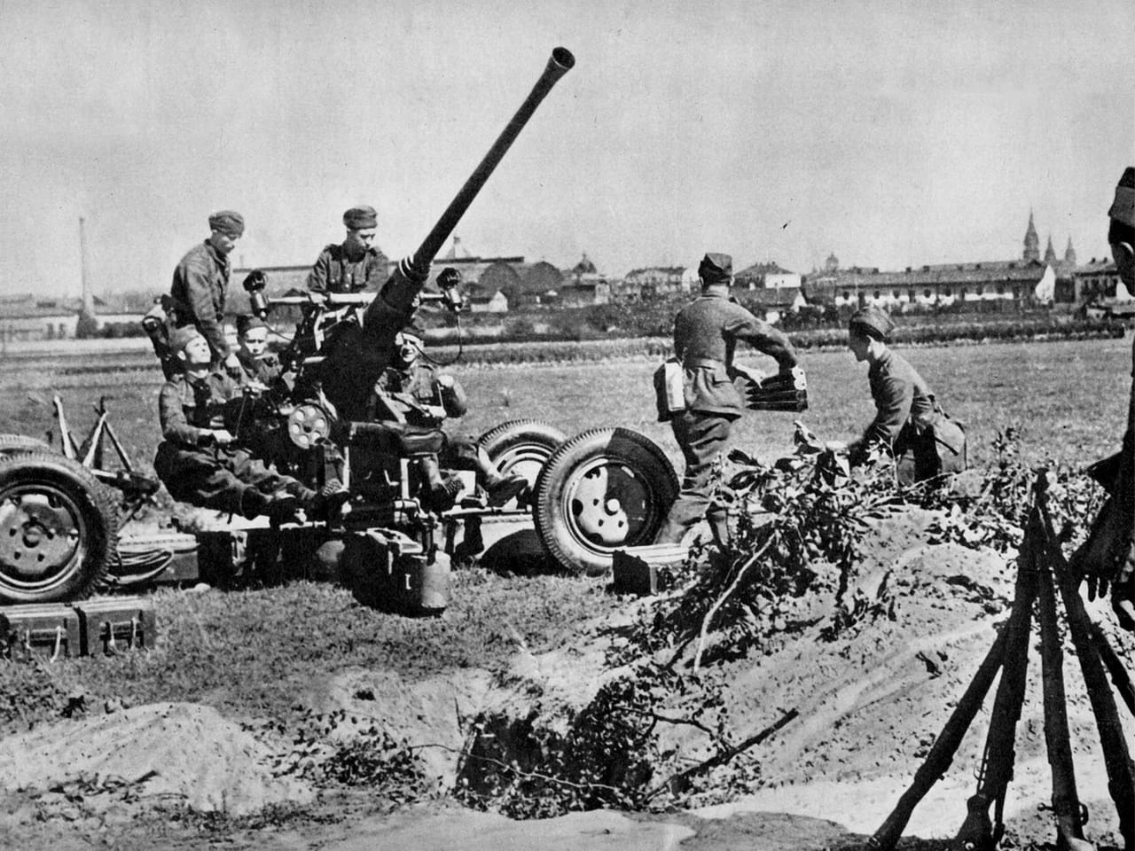Polska obsługa armaty przeciwlotniczej Bofors na przedpolu Lwowa w 1939 roku
