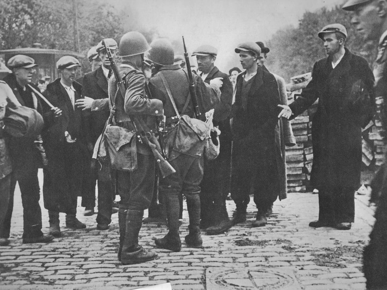 Ochotnicy Robotniczej Brygady Obrony Warszawy w rozmowie z polskimi żołnierzami we wrześniu 1939 roku
