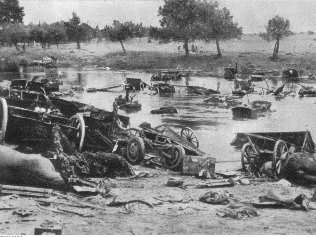 Zniszczony i porzucony polski sprzęt wojskowy na brzegu Bzury we wrześniu 1939 roku