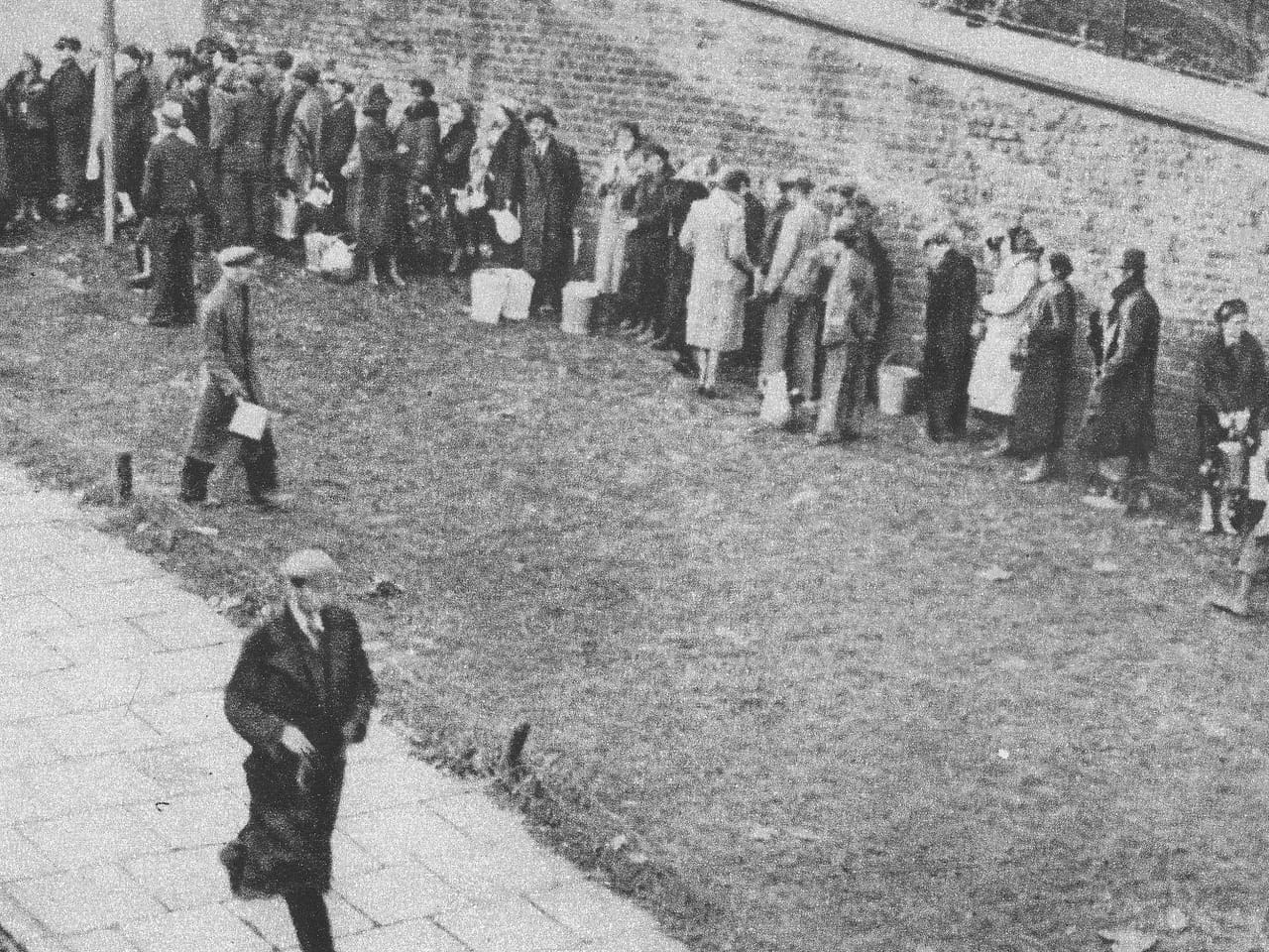 Kolejka po wodę w oblężonej Warszawie we wrześniu 1939 roku