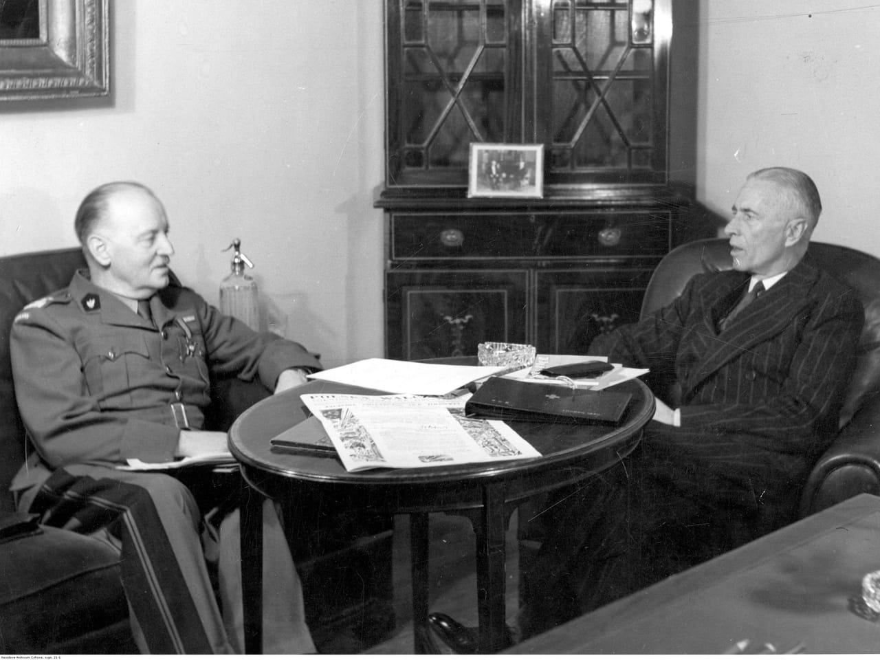 Prezydent Władysław Raczkiewicz i gen. Władysław Sikorski w rozmowie przy stoliku, fotografia z lat 1940–1943