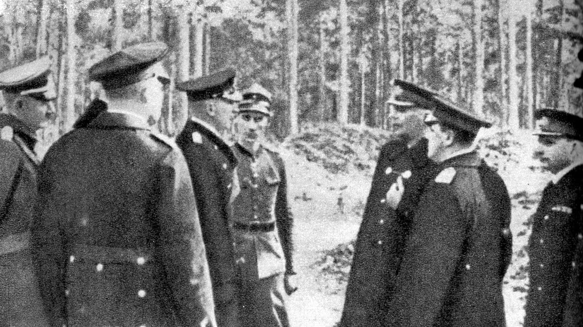 Kontradmirał Józef Unrug w rozmowie z niemieckimi oficerami marynarki wśród sosen na Helu, październik 1939