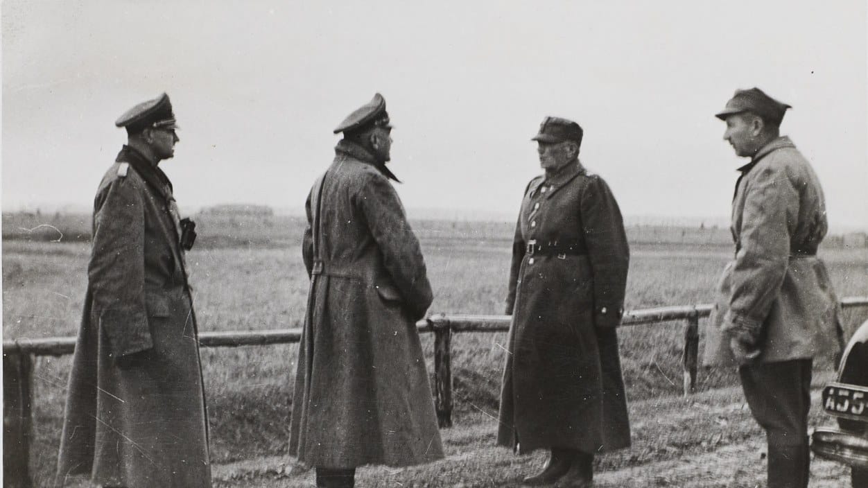 Generał Franciszek Kleeberg w rozmowie z niemieckimi oficerami podczas kapitulacji pod Kockiem w październiku 1939 roku
