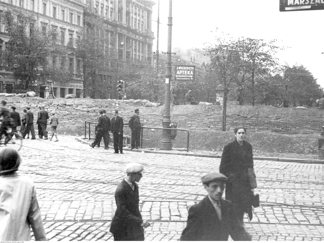 Barykada z kostki brukowej na rogu Marszałkowskiej i Alej Jerozolimskich w Warszawie we wrześniu 1939 roku