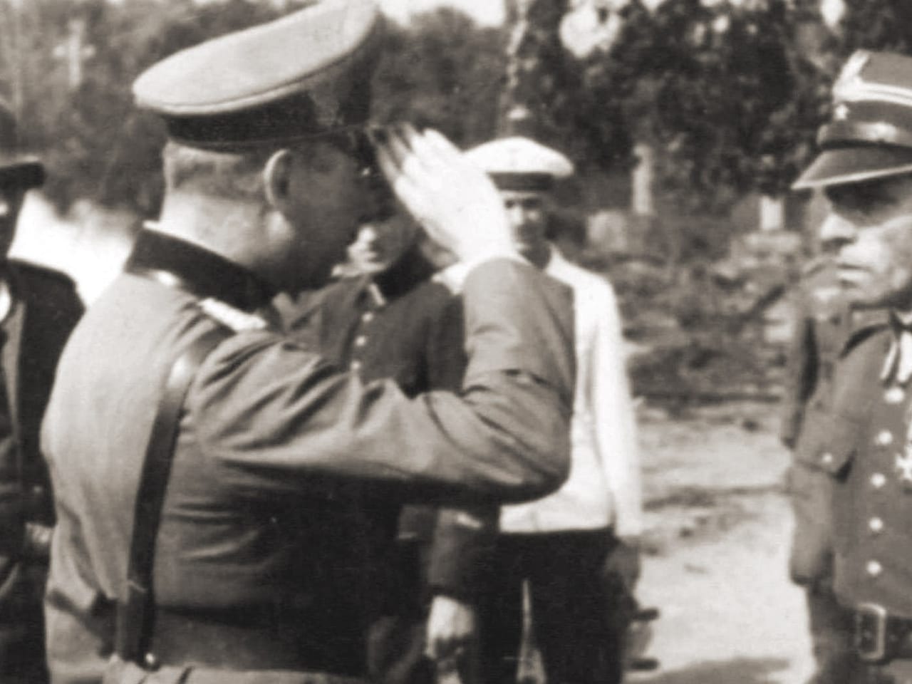 Generał Friedrich Eberhardt salutuje majorowi Henrykowi Sucharskiemu po kapitulacji Westerplatte 7 września 1939 roku