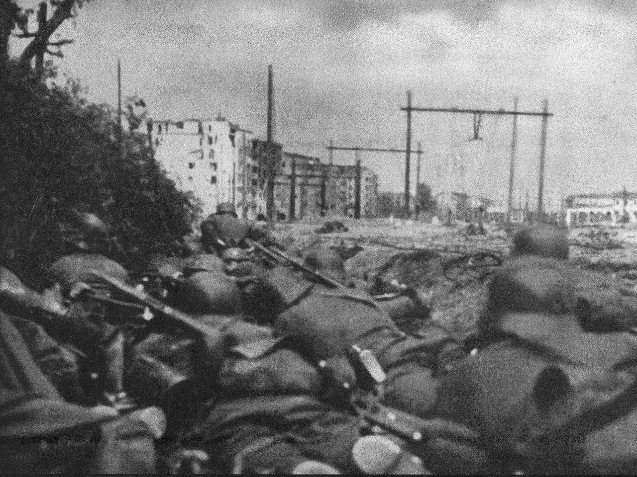 Żołnierze niemieckiej 4 Dywizji Pancernej za osłoną gruzu podczas walk na Ochocie 8 września 1939 roku