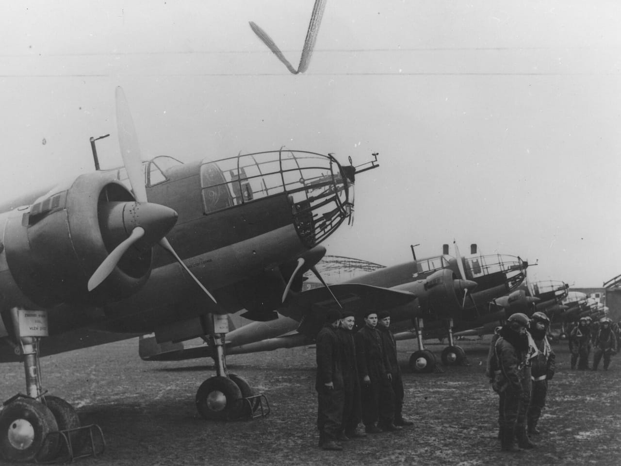 Bombowce PZL.37 Łoś ustawione na lotnisku wraz z załogami w 1939 roku