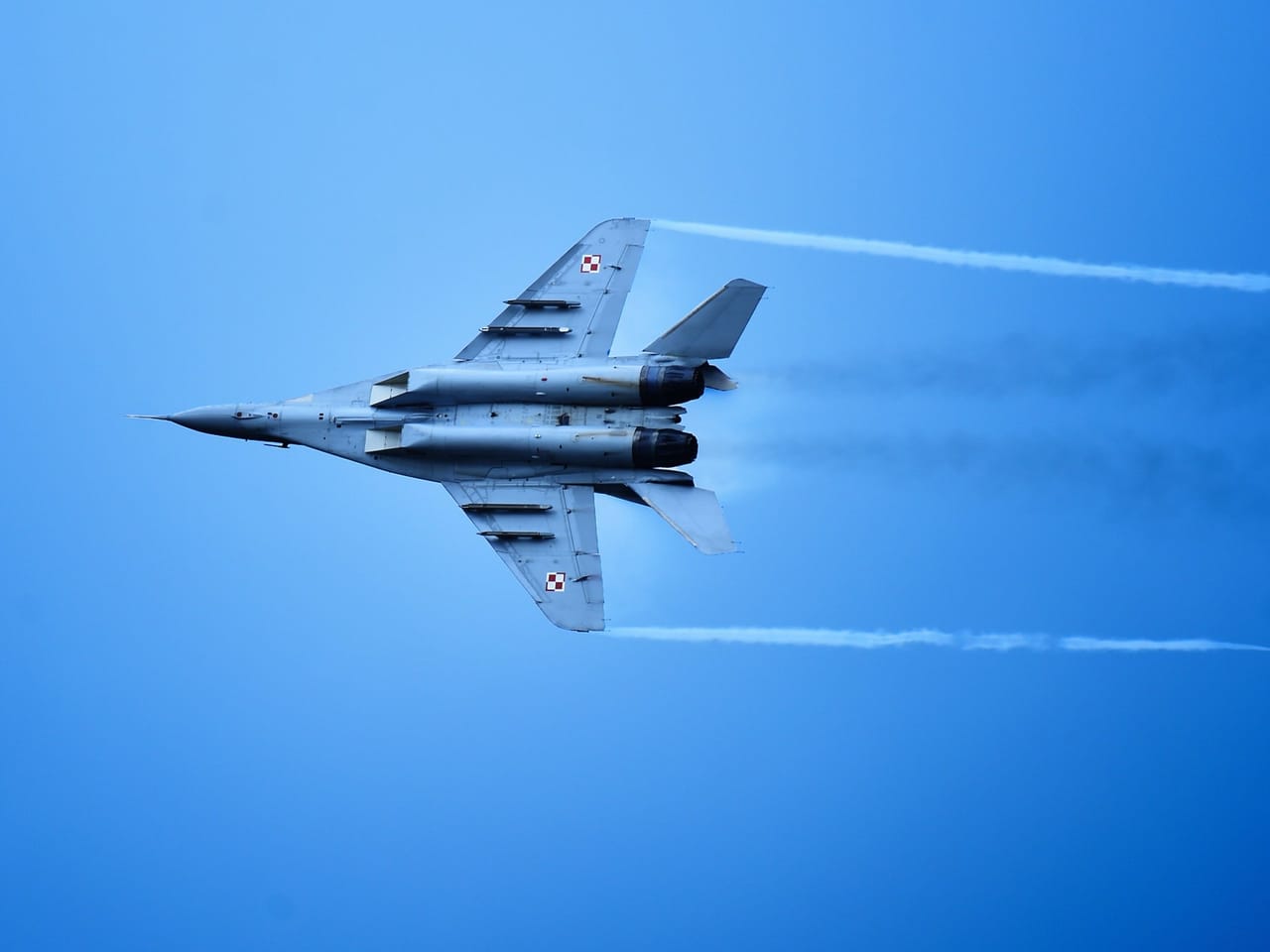 Polski MiG-29 wykonuje dynamiczny zakręt podczas Royal International Air Tattoo