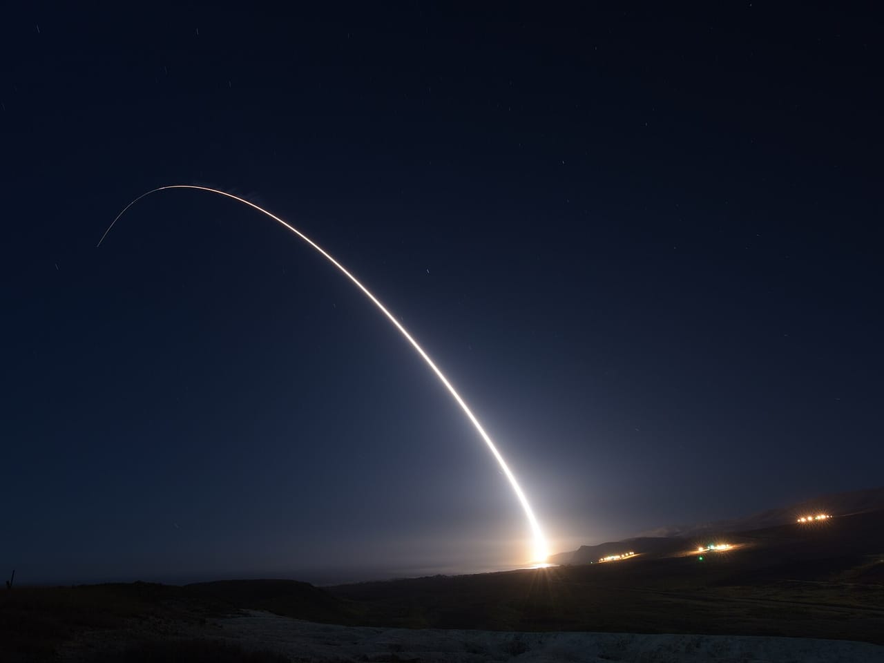 Nocny start pocisku międzykontynentalnego Minuteman III z bazy Vandenberg