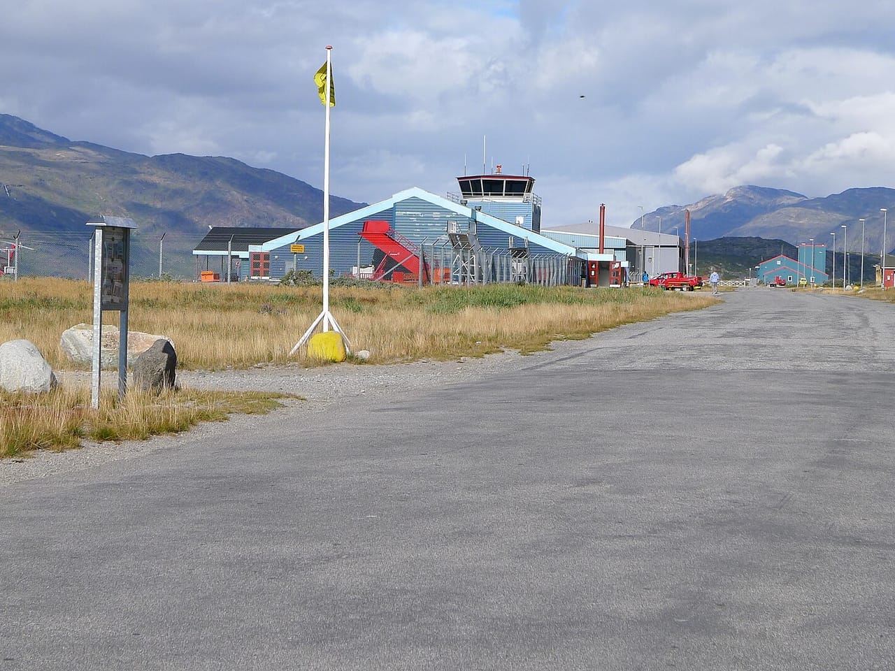 Osada Narsarsuaq na południu Grenlandii z wieżą kontroli lotów i zabudową lotniska