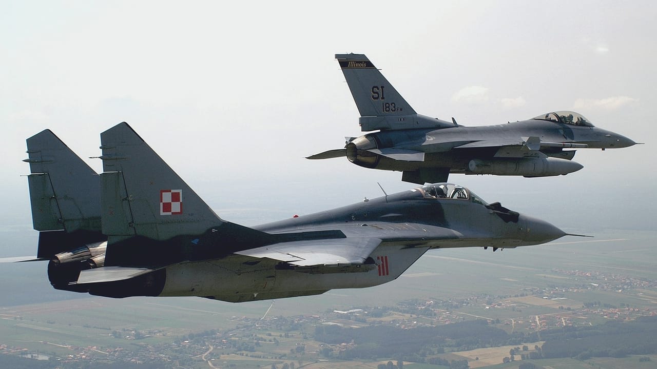 Polski MiG-29 i amerykański F-16 nad bazą w Krzesinach, zdjęcie ilustracyjne