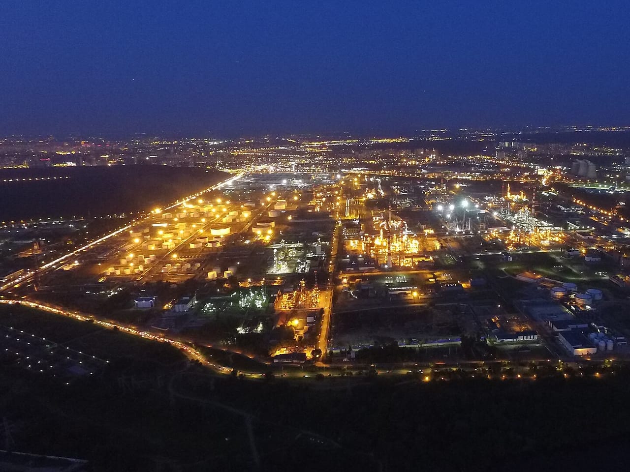 Nocne zdjęcie lotnicze oświetlonej Moskiewskiej Rafinerii Ropy Naftowej w Kapotni