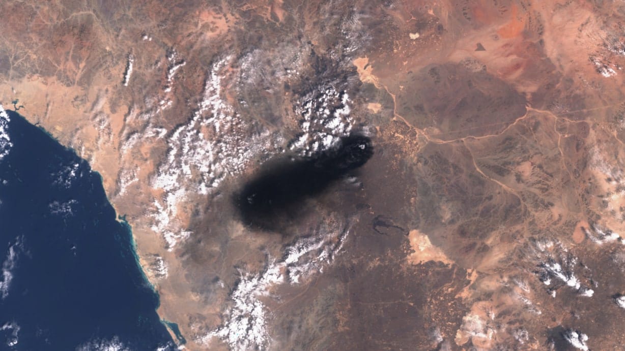 Dym nad rurociągiem East-West w Arabii Saudyjskiej na zobrazowaniu satelitarnym Copernicus Sentinel