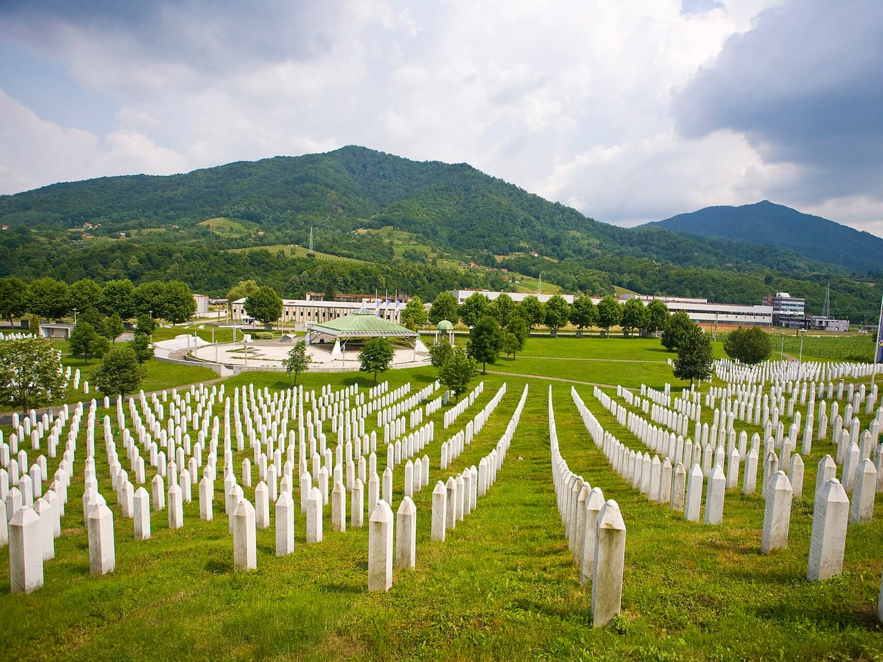 Cmentarz i miejsce pamięci ofiar ludobójstwa w Srebrenicy w Potočarach
