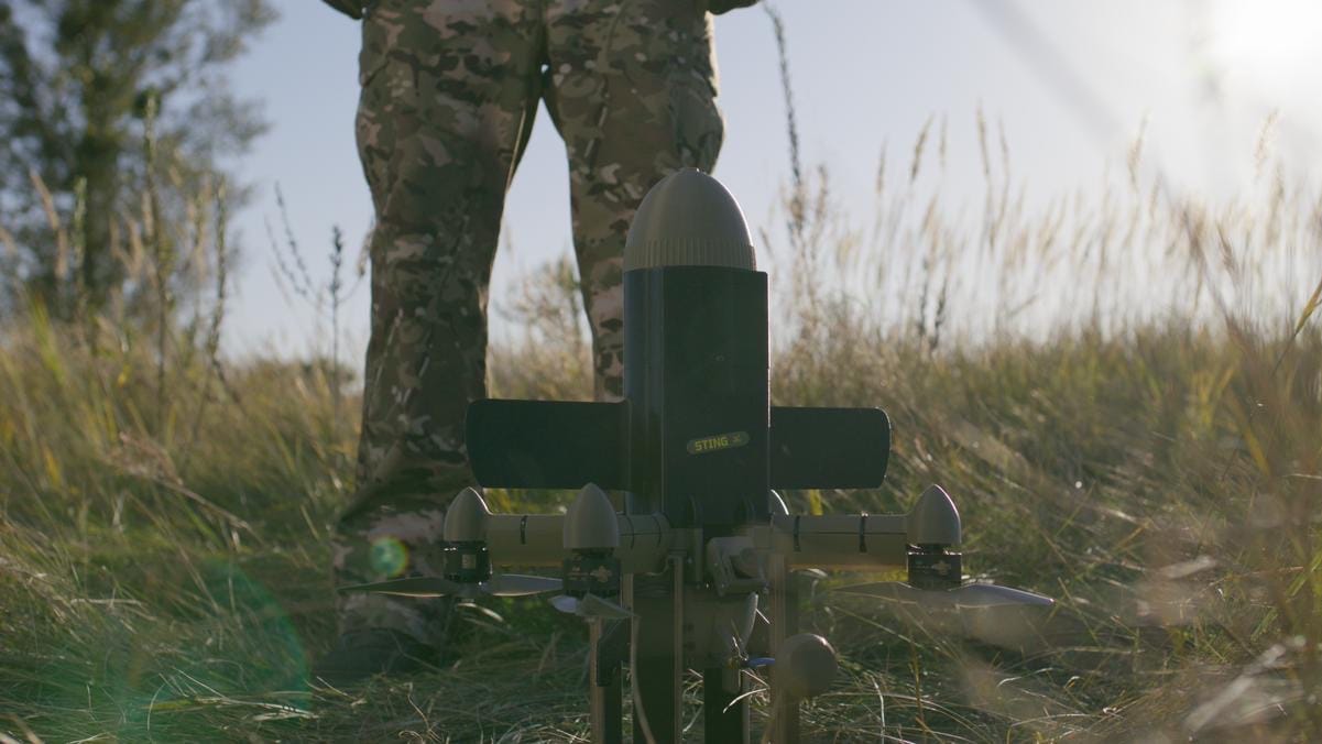 Ukraiński dron przechwytujący Sting stojący na polu