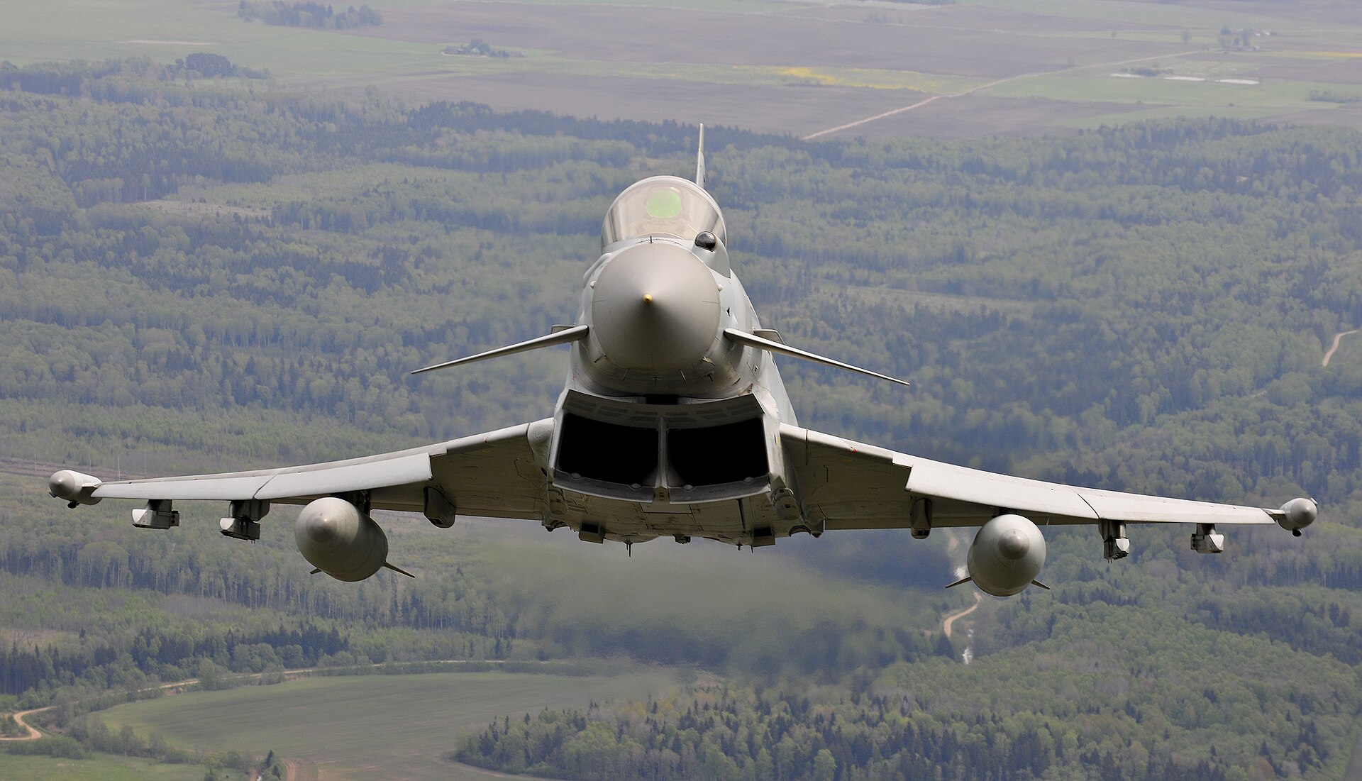 Myśliwiec Typhoon brytyjskich sił powietrznych w locie nad Litwą podczas misji Baltic Air Policing