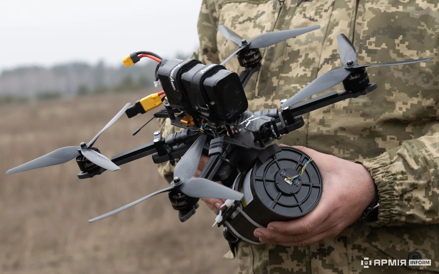 Ukraiński dron uderzeniowy FPV wyposażony w zasobnik ze szpulą światłowodu