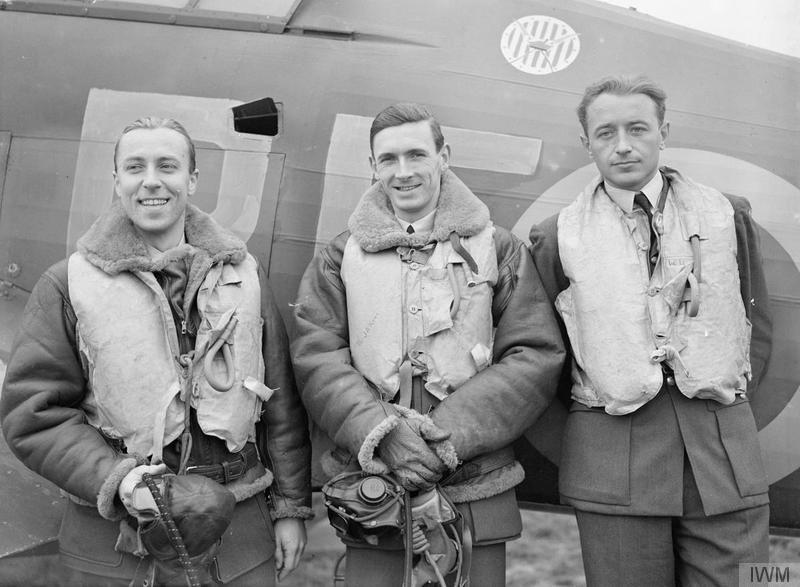 Oficerowie Dywizjonu 303: Zdzisław Henneberg, John Kent i Marian Pisarek