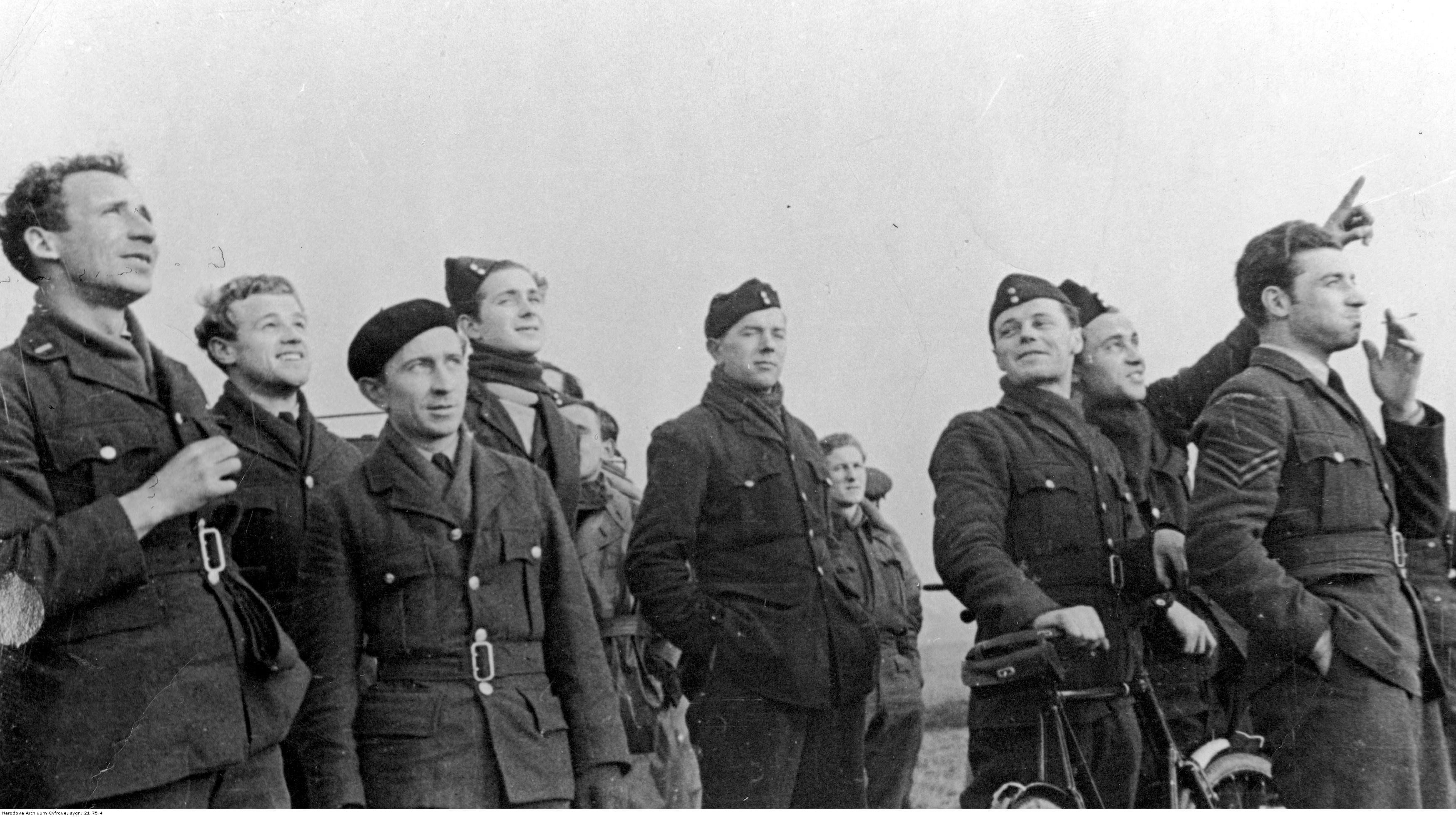 Piloci i mechanicy Dywizjonu 303 przy myśliwcu Hawker Hurricane w bazie RAF Northolt